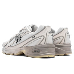 740 - Moonbeam/Arid Stone/Black