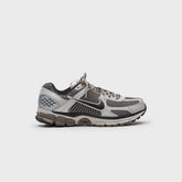 Nike Zoom Vomero 5 - College Grey / Black / Cave Stone