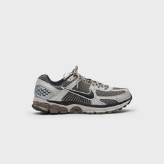 Nike Zoom Vomero 5 - College Grey / Black / Cave Stone